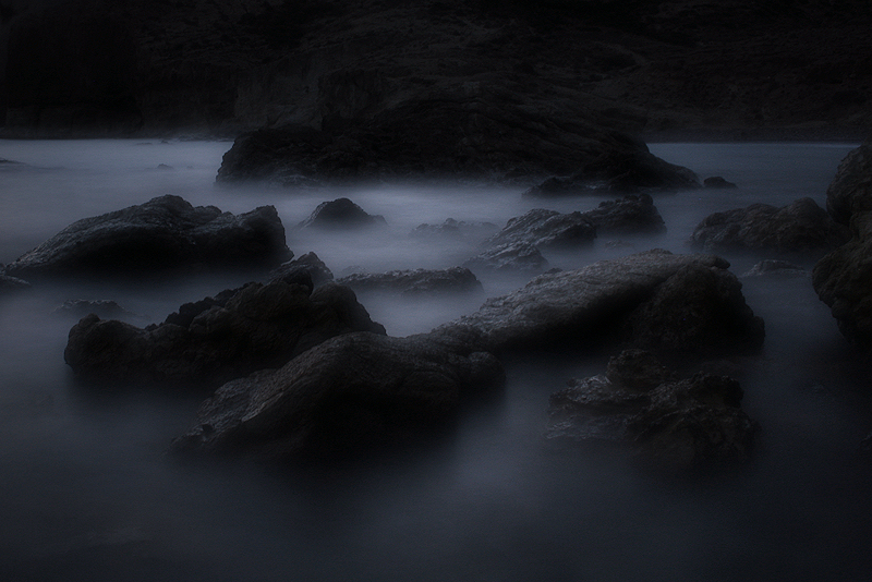 Les tombes / The tombs (a place between water and land)