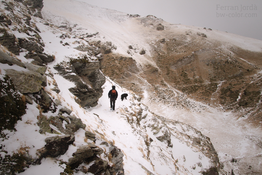 path between mountains / camí entre muntanyes