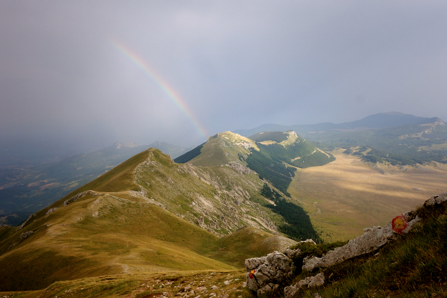 Cresting under the rainbow / Carenant sota l'arc