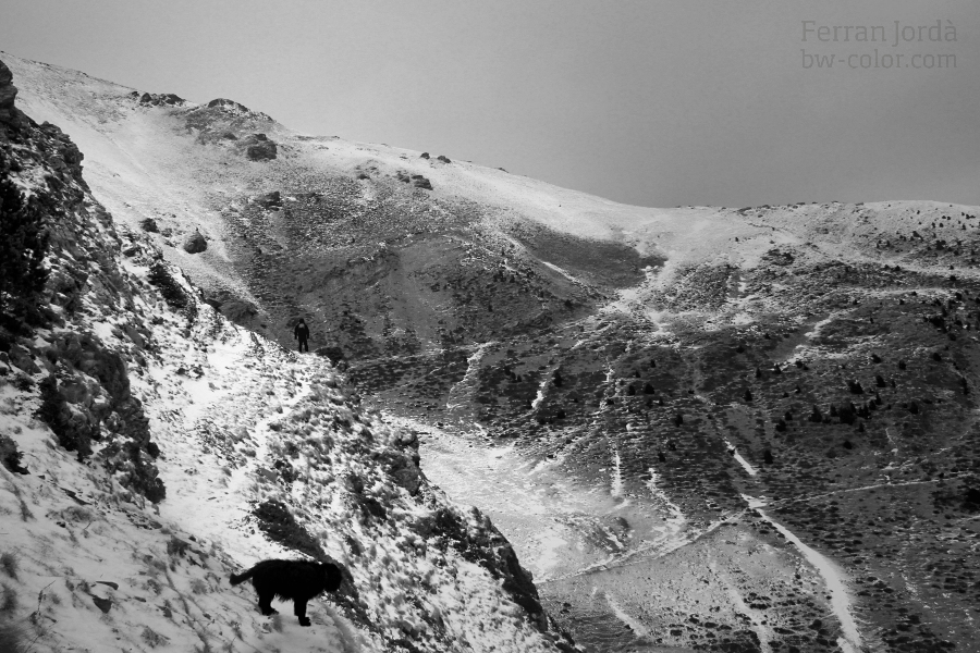 walking between mountains / caminant entre muntanyes