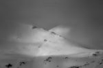 Creuament de muntanyes entre núvols al capvespre