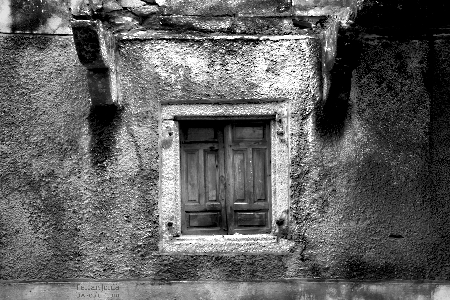 an old window / una vella finestra