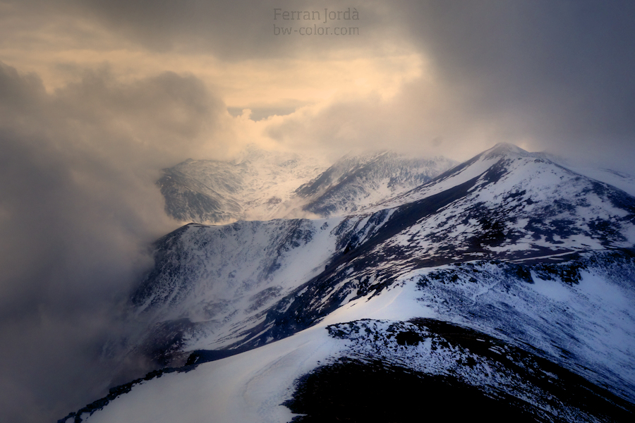 between clouds, snow, valleys and mountains /entre núvols, neu, valls i muntanyes