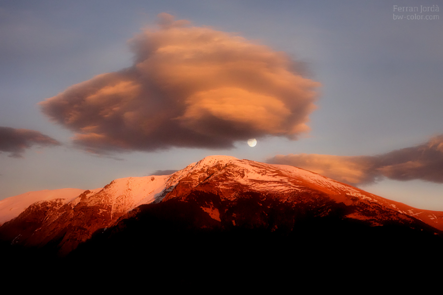 Moon, cloud and mountain / Lluna, núvol i muntanya