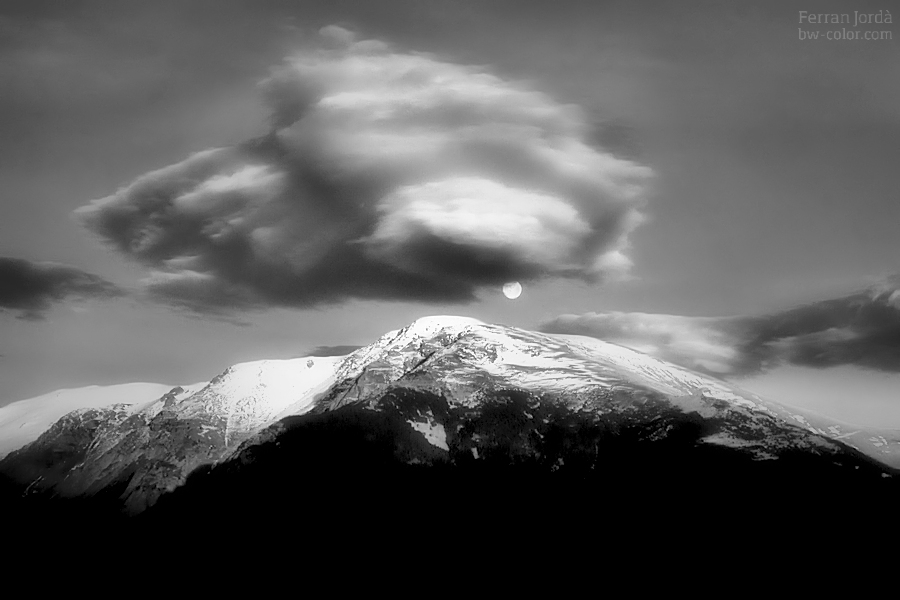 Moon, cloud and mountain / Lluna, núvol i muntanya