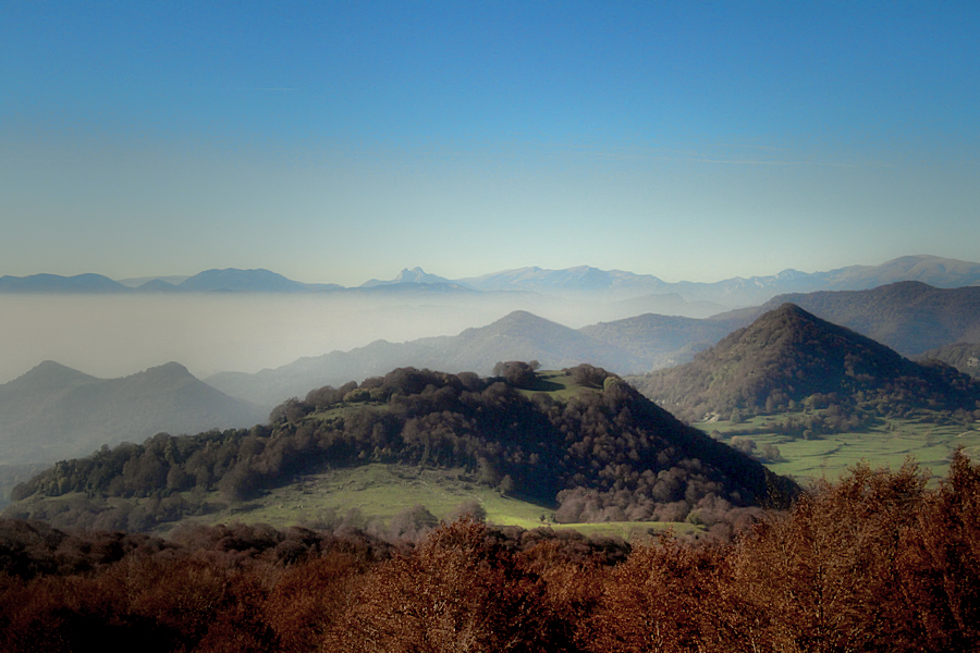 Mountains and hills / Muntanyes... i al fons, el Pedraforca