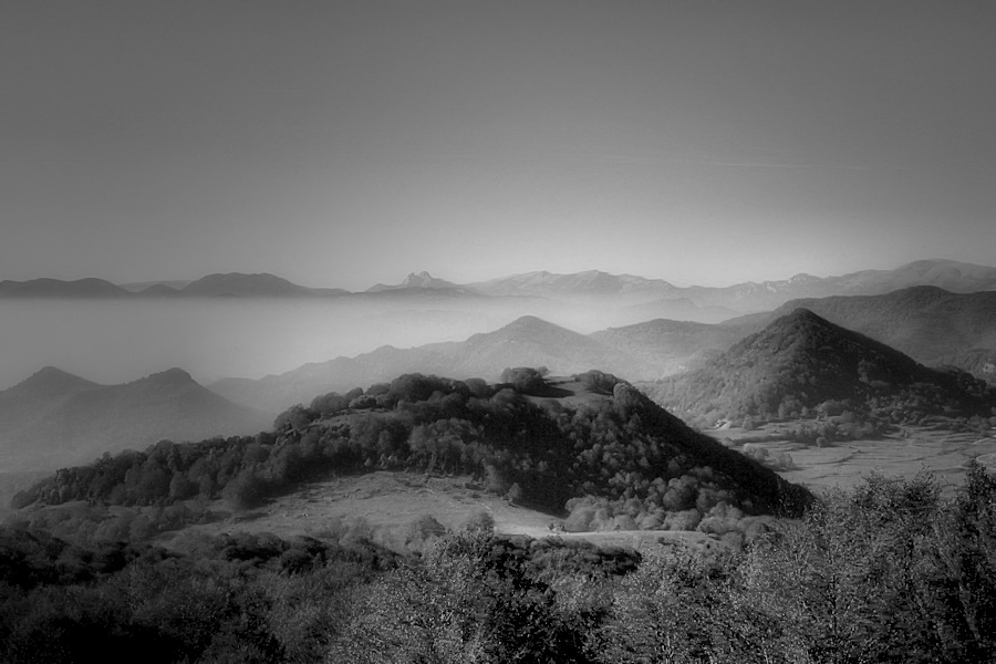 Mountains and hills / Muntanyes... i al fons, el Pedraforca