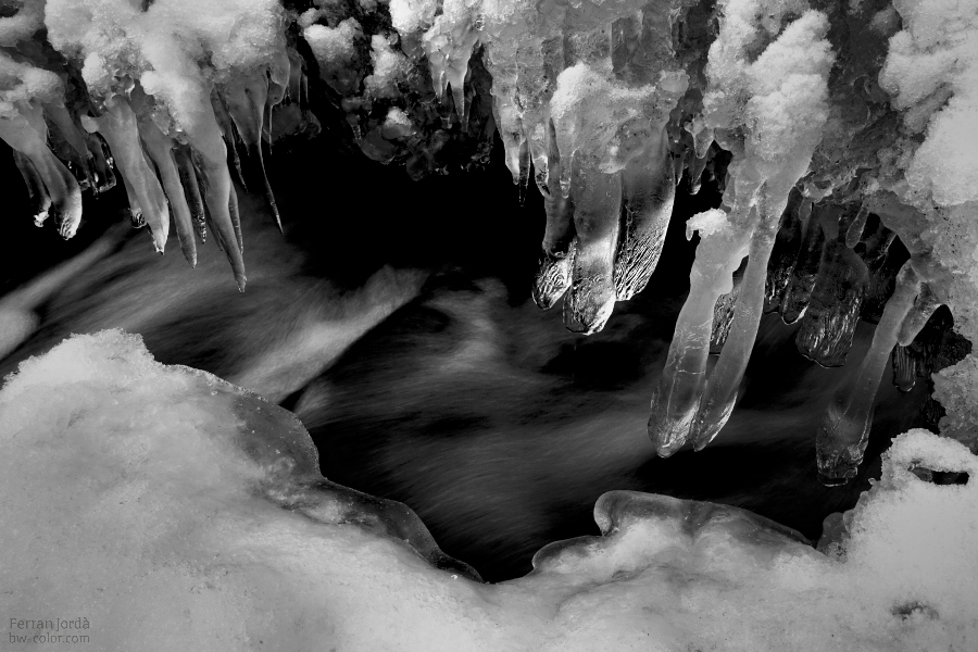 flowing water under frozen ice / aigua fluint sota gel congelat