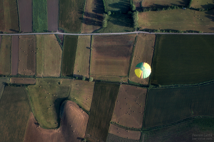 flying in a balloon over a balloon flying / volant en globus sobre un globus volant
